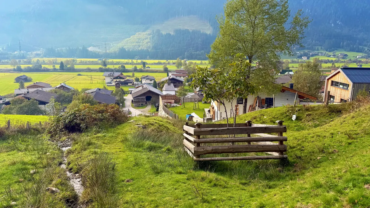 Bankje boven het dorp met uitzicht over het dal, naast het chalet