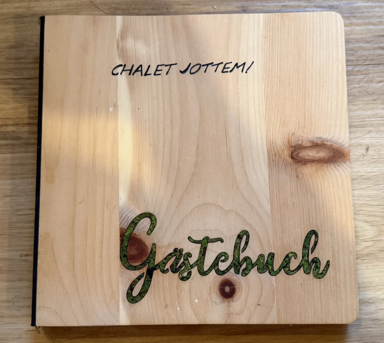 Het houten gastenboek van Chalet Jottem