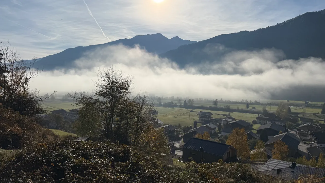 Mist boven het dal bij Bramberg op een oktoberochtend