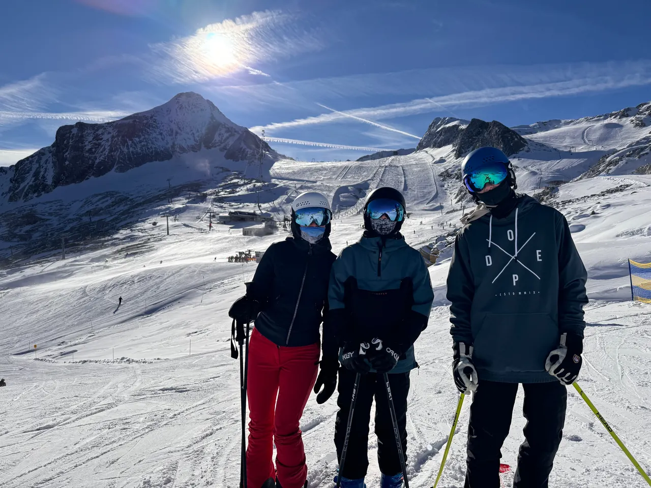 Drie skiërs in de zon op het Kitzsteinhorn