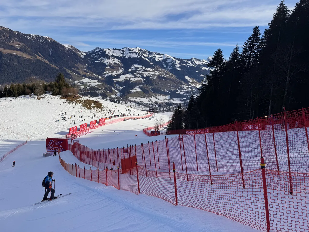Skiër op de Streif, de Hahnenkamm in Kitzbühel