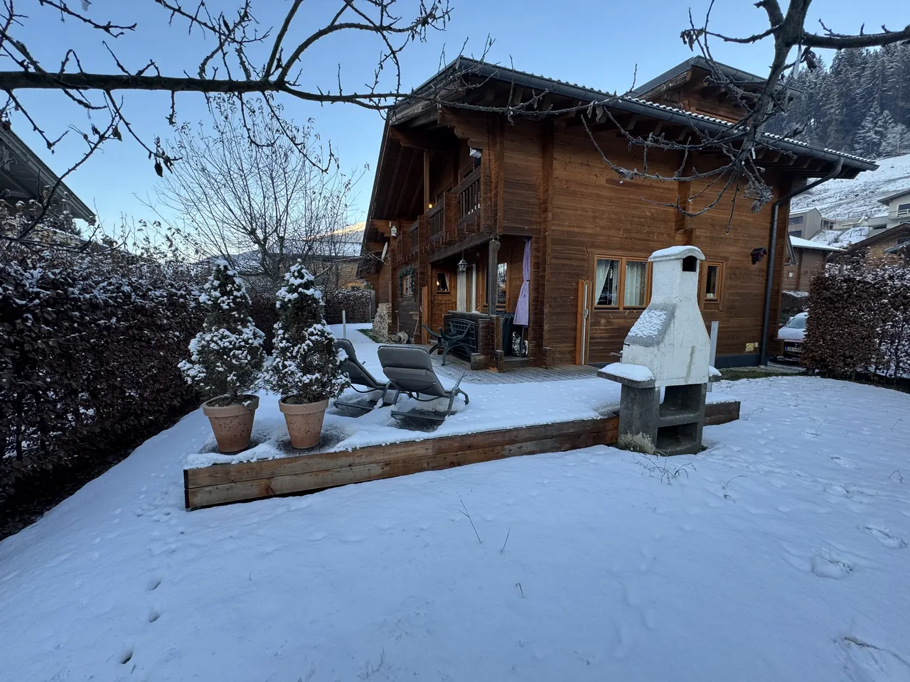 Chalet Jottem in de sneeuw, met de tuin en de buitenoven in de zon
